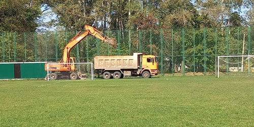 Начат ремонт футбольного поля с натуральным покрытием